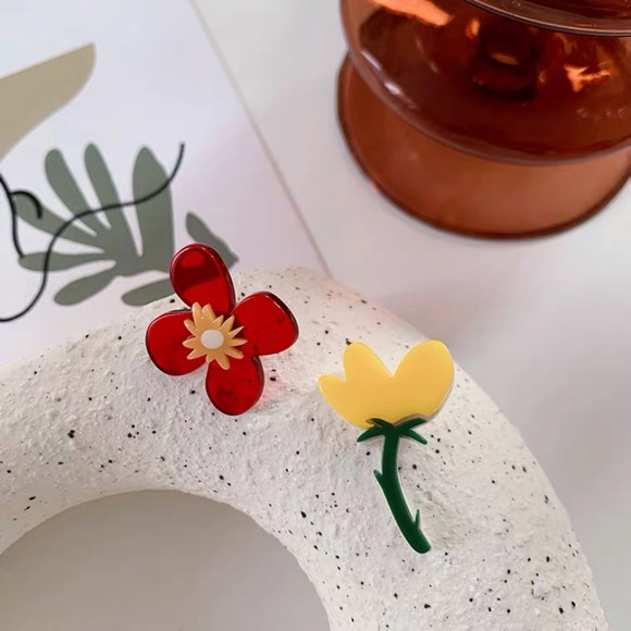 💕Last one Acrylic asymmetrical Earrings - Picture 4 of 7